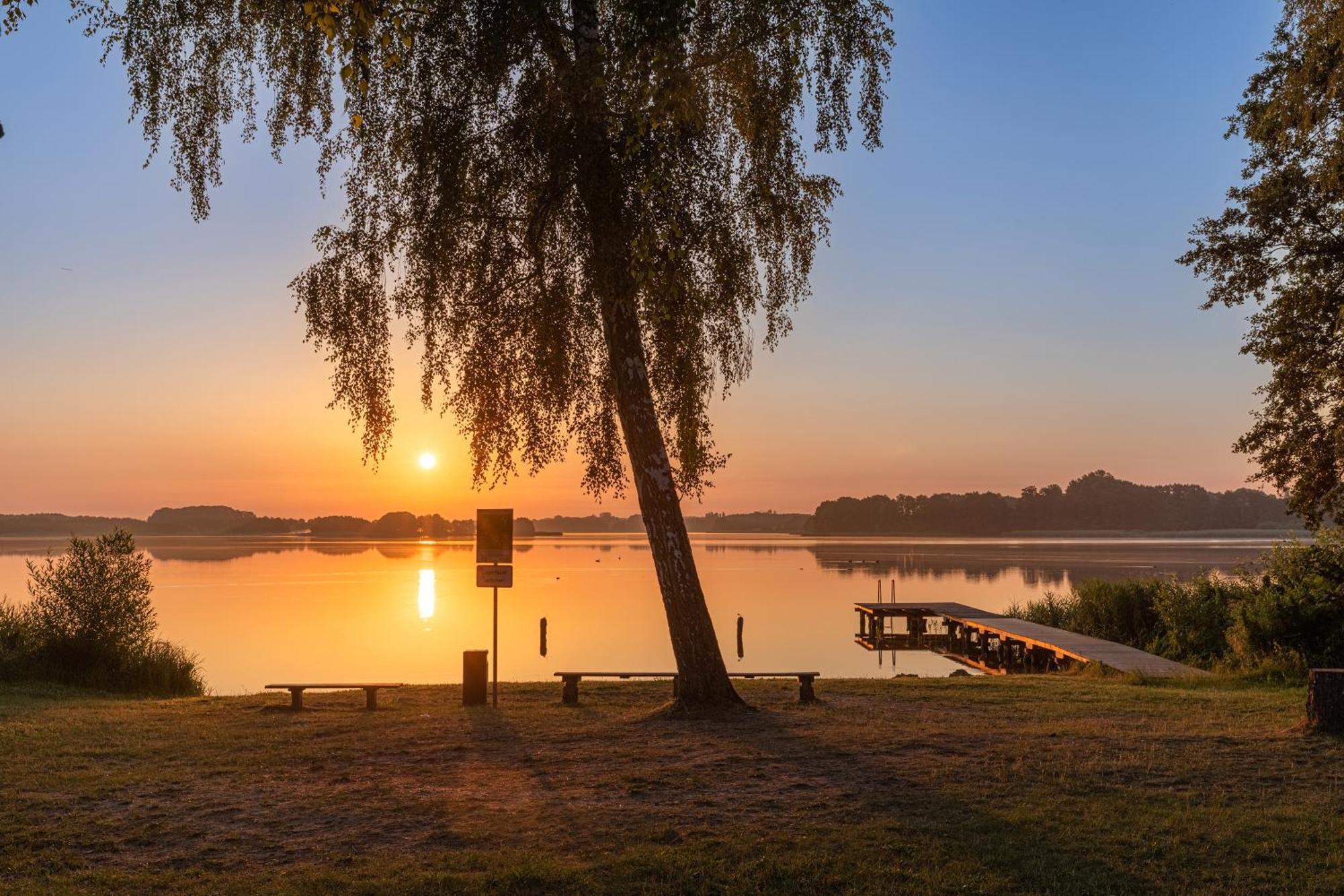 Lotusblume - 5 Sterne Ferienunterkunft Mit Moeblierter Terrasse Am Krakower See Leilighet Krakow am See Eksteriør bilde