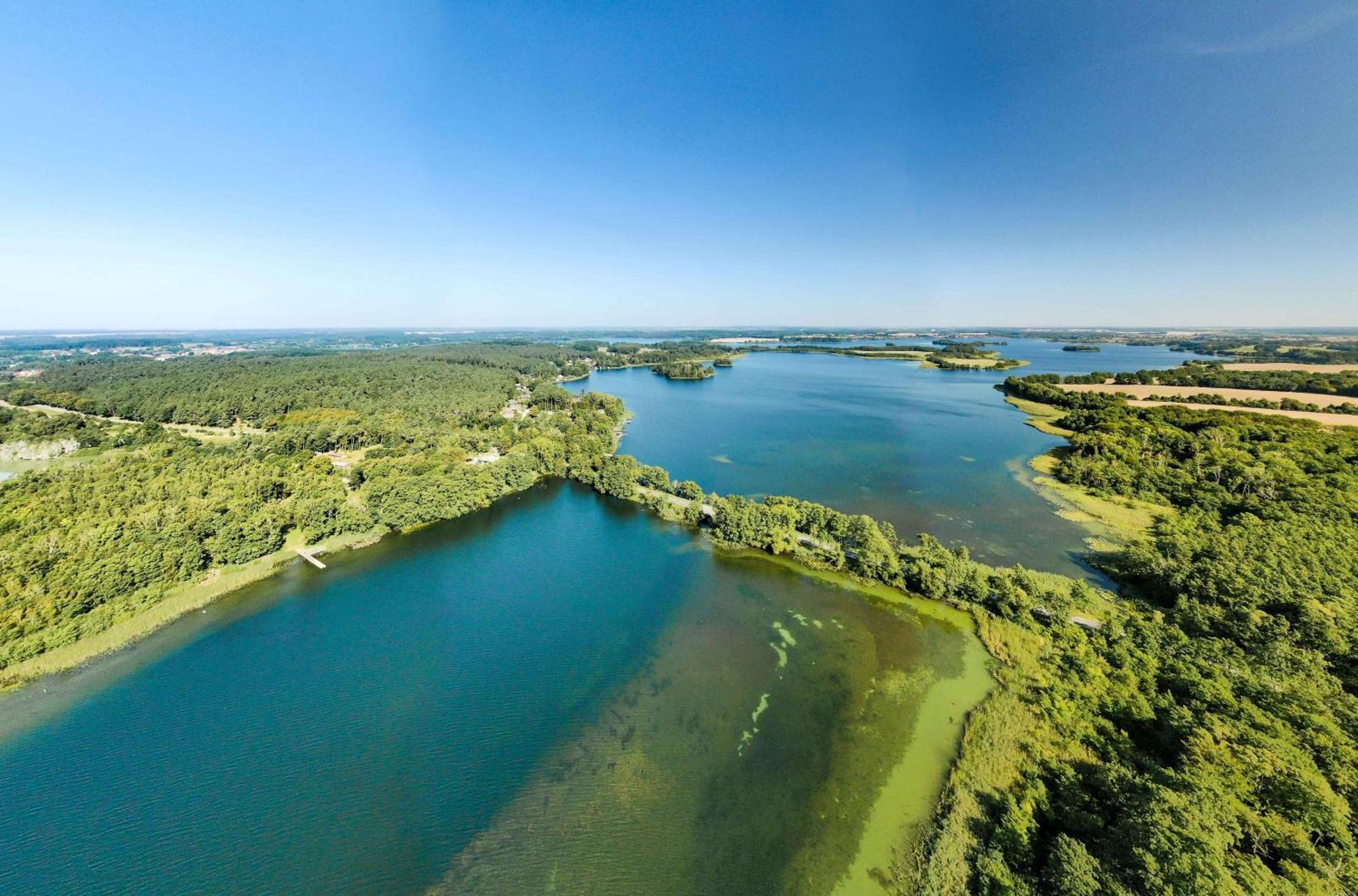 Lotusblume - 5 Sterne Ferienunterkunft Mit Moeblierter Terrasse Am Krakower See Leilighet Krakow am See Eksteriør bilde